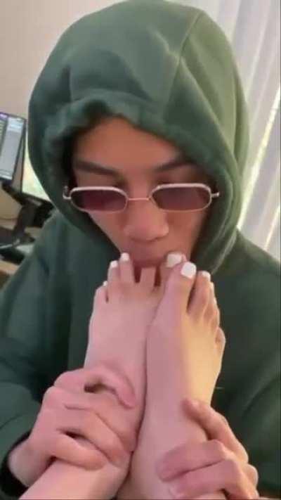 Girl from top post gets her feet worshipped