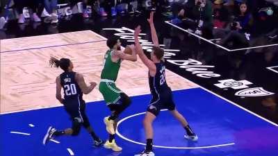 [Highlight] Markelle Fultz chases down Jayson Tatum and annihilates his layup attempt