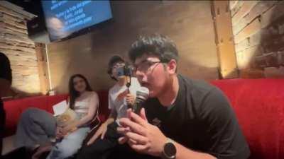 se acerca la chica que me gusta, yo en corto: