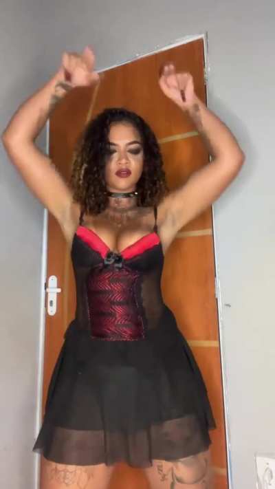 O rabão mal cabe na sainha - @gabrielatatuada