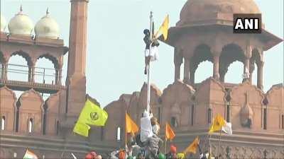 Protestors in India enter the Red Fort, hoist flag on republic day