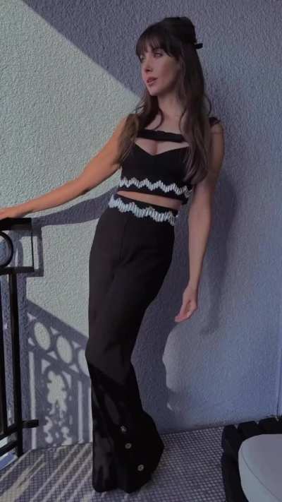 Alison Brie via Erinwalshstyle IG 16/2/24