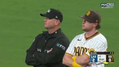 [Highlight] A drone interrupts the Dodgers Padres game a few days after the goose did the same