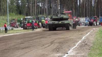 Stridsvagn 122 on tractor pulling