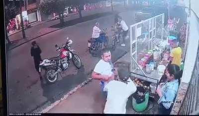 2 down while robbing a Juice store on Ecuador. (aftermath on the comments)