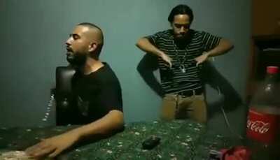 Presentándose al Tu Si Que Vales. Las Pibas: ay tía compongamos una cansion de feministas y veganas. Los Pibes 😎🍆: