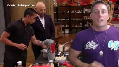el momo en masterchef, son 15 segundos pero si les convence pasensen por el vid completo :] (  