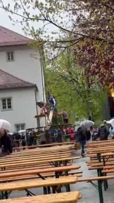 Building a tower with benches during rain