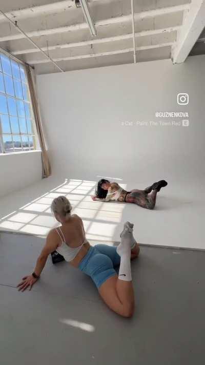 Photo shoot posing instruction 