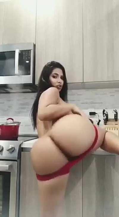 Latina with big titties and an ass 😳