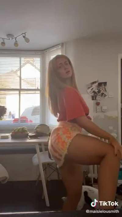 Maisie Smith shaking that ass