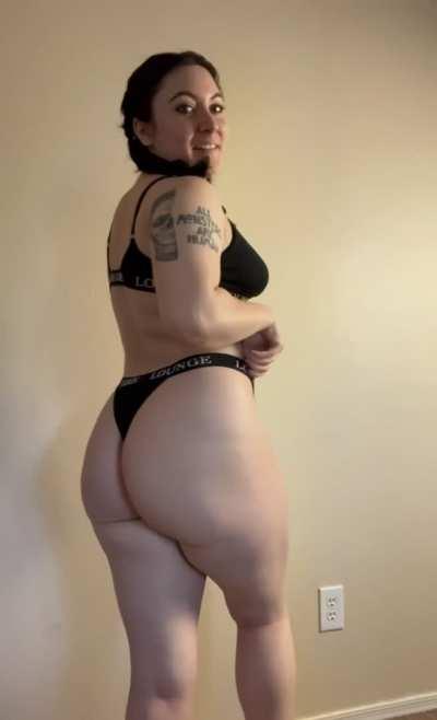 Anyone into alt curvy girls like me? 😊