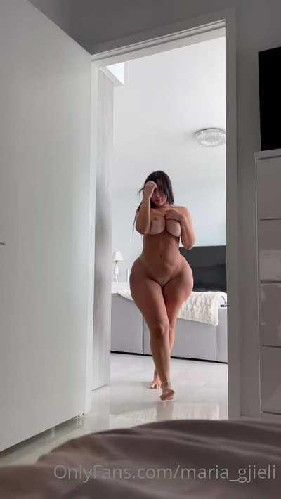 Look at that hip to waist ratio