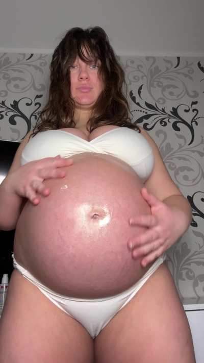 Lick my pussy while I rub oil on my tummy