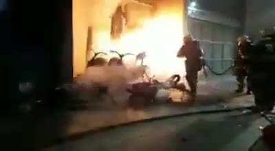 [CABA] Se incendiaron 6 motos en la puerta de un edififio