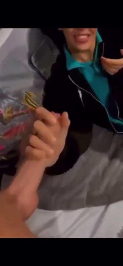 💦white girl giving head behind boyfriends back