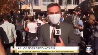 Repitam comigo: democratas não se aglomeram!