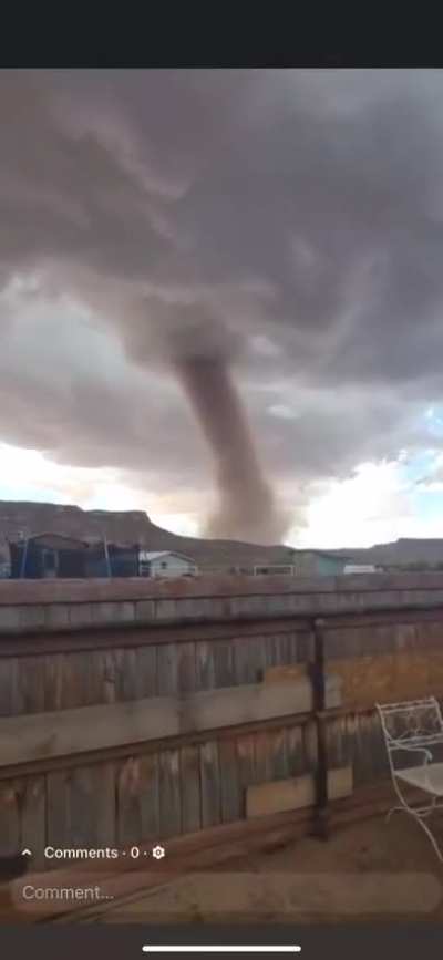 Closer view of the #tornado in southeastern Utah. You can see the dynamic pipe above ground base. Two tornadoes produced in Utah today with flash flood warnings