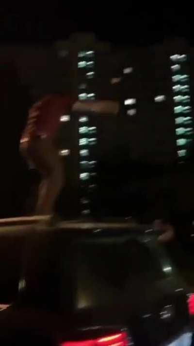 СМИ: Люди неизвестной национальности танцуют лезгинку и стреляют в воздух (скоро)