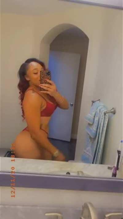 🙄🙄 she know the TL wanna see this