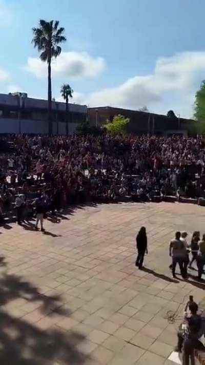 QUE GRANDE QUE SOS C&Oacute;RDOBA 🇦🇷 En la Asamblea de la Universidad Nacional de R&iacute;o Cuarto, los estudiantes rechazaron la toma de la Universidad al grito de "NO SE TOMA". Piel de gallina por estos estudiantes, los felicito 👏🏻