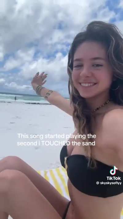 Yummy bikini body😳