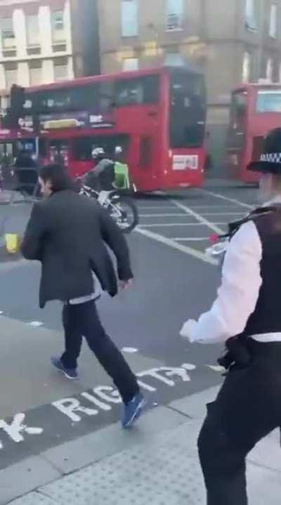 Лондонские бобби настолько суровы...