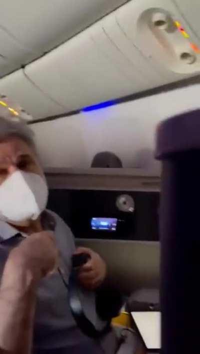 Filmus viajando a Miami por American en primera, patin&aacute;ndose entre 6.000 y 7.000 d&oacute;lares... Con la nuestra