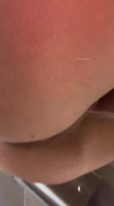 Forced to hold my pee in for another 20 mins for landing. I was seconds away from peeing my gray pants at the airport! 🙈