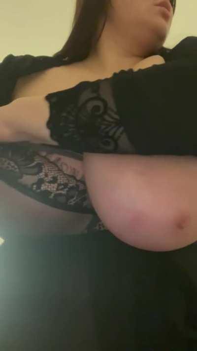 Hey there, are you ready to indulge in some steamy content? 😈💋Join me on my OnlyFans page where I'll give you an exclusive peek at all my assets💖🍓