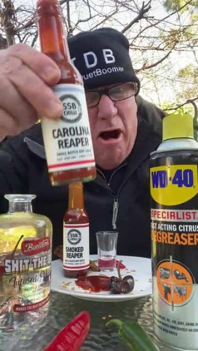 Мужик жрёт чили перцы и запивает Чили соусами.