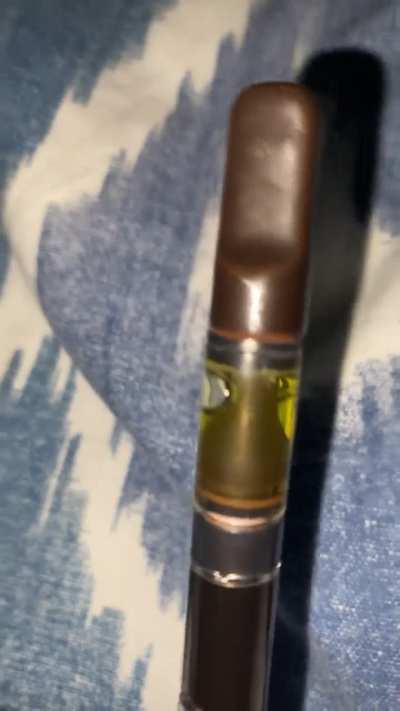 How does this liquid look? (The black thing in the middle is the vape itself not the liquid)