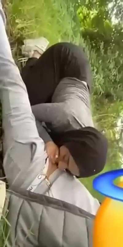 Kopftuch Mädel in der Öffentlichkeit gibt einen Blowjob