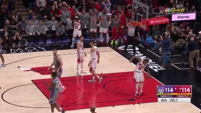 [Highlight] With no timeouts left, De'Aaron 