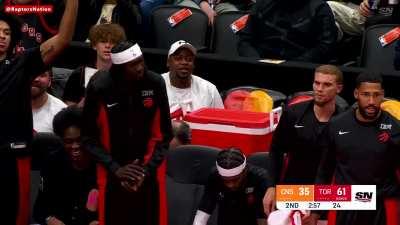 [Highlight] Scottie Barnes with a strong two-handed jam between defenders.