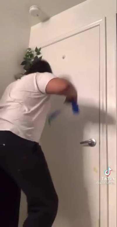 Two strangers help each other out with workout tips!