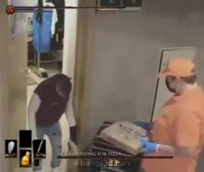 El chat recibiendo las pizzas