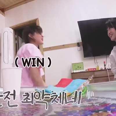 Momo & Jihyo arm wrestling