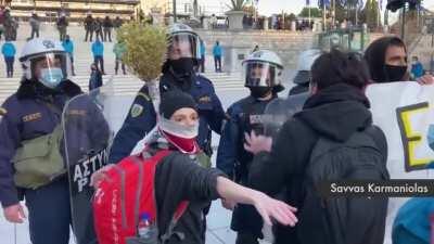 Αστυνομικός χτυπάει με την ασπίδα του διαδηλώτρια χωρίς πρόκληση, 24/3/2021