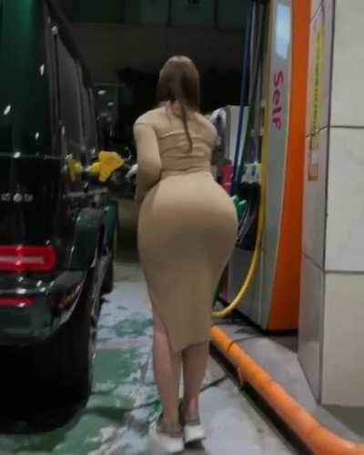 Xxapple filling up her car with petro