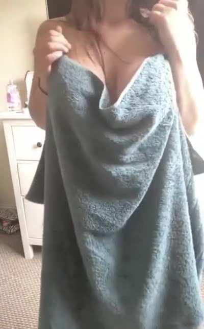 D’you like what’s hidden behind the towel?