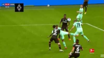 Вратарь в ахуе. Автор гола — Валентино Лазаро из Боруссии Мёнхенгладбах.