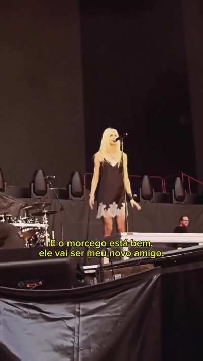 Taylor Momsen se fait mordre par une chauve souris pendant un concert à Séville 