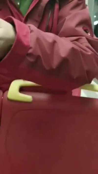 Für den kleinen Hunger zwischendurch... 🙈... Soviel zum Thema Corona und essen in den öffis verboten... Abgesehen vom Rauchen... 🙄