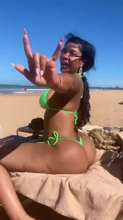 Left cheek right cheek IG Story twerk