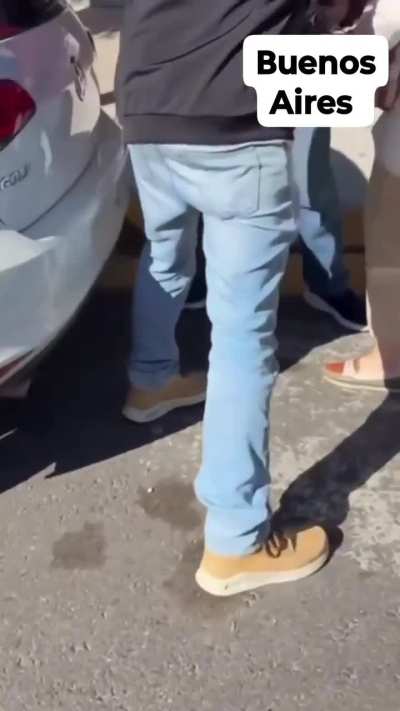 Chica Joven estaciono en el Garaje de un Jubilado este estallo y le pego.