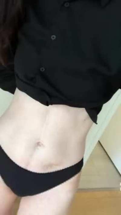 I think my scars make me look pretty tough 💪 [GIF]