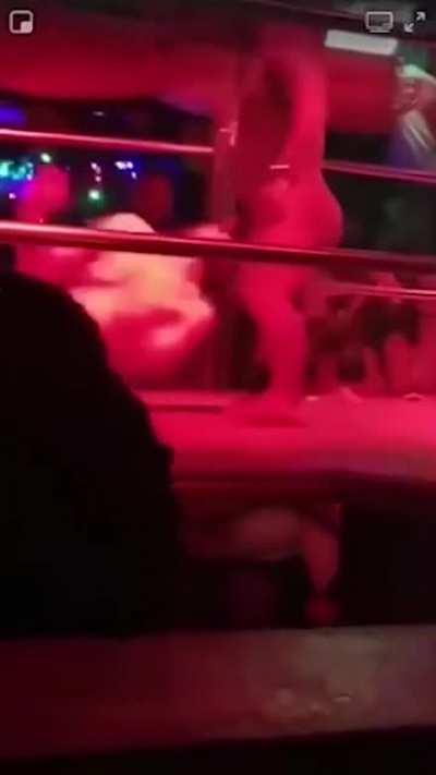 Кормление крокодила