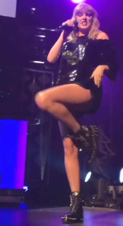 Taylor’s thick thigh jiggle