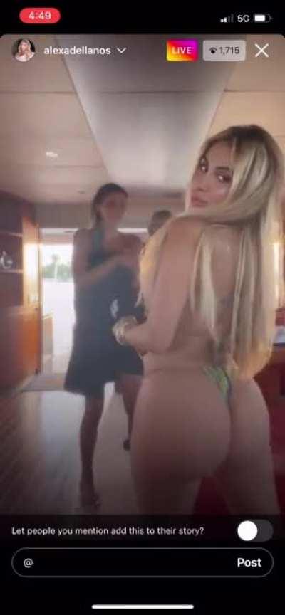 🍑 Alexas fat ass from live🔥 also if you record a live type an @ in comment but don’t send to turn off comments